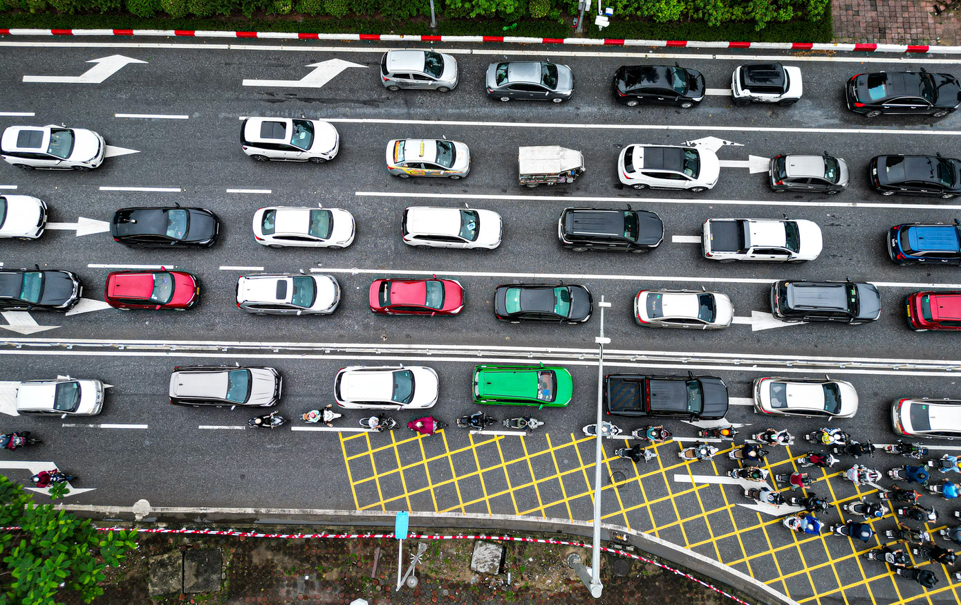 Tuy nhiên, nhiều thời điểm ô tô dàn hàng ngang chiếm trọn cả 5 làn đường.