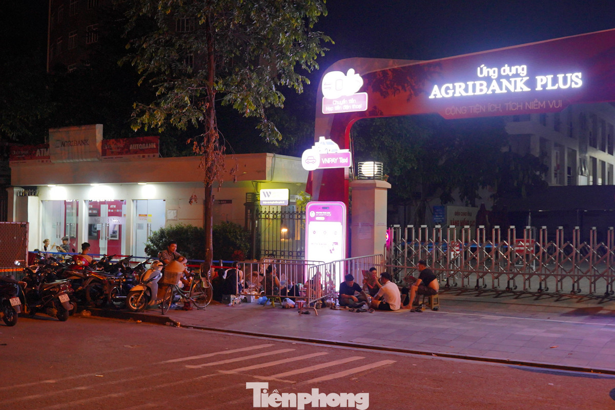 Người dân xếp hàng trước cổng chi nhánh ngân hàng Agribank (phố Vũ Trọng Khánh, quận Hà Đông).