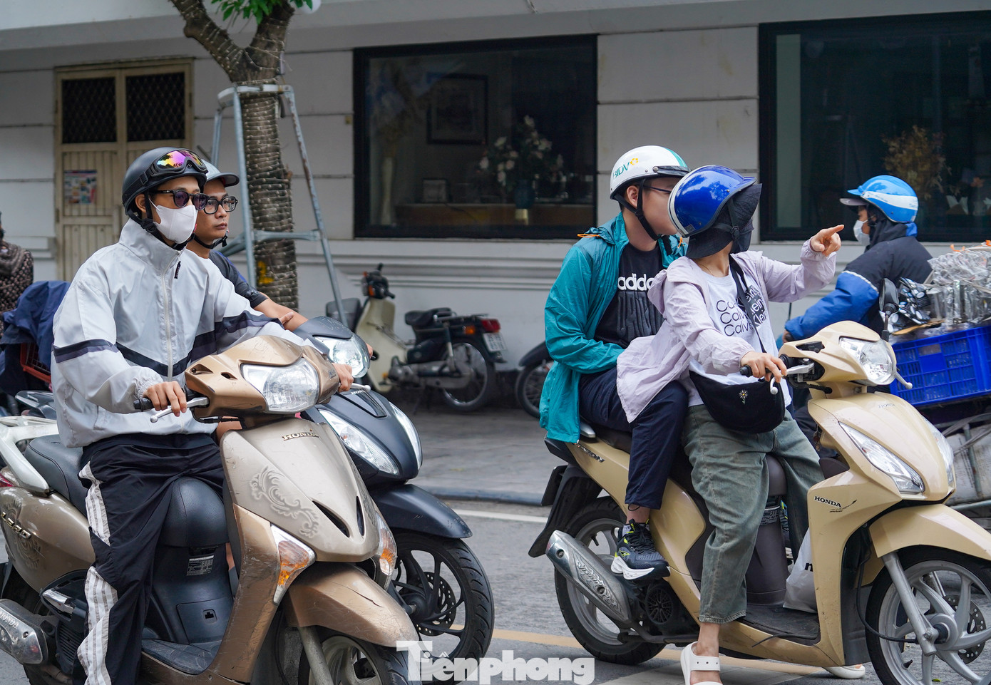 Sáng sớm nay, người dân ra đường có thể cảm nhận rõ không khí se lạnh và phải mặc thêm áo dài tay.