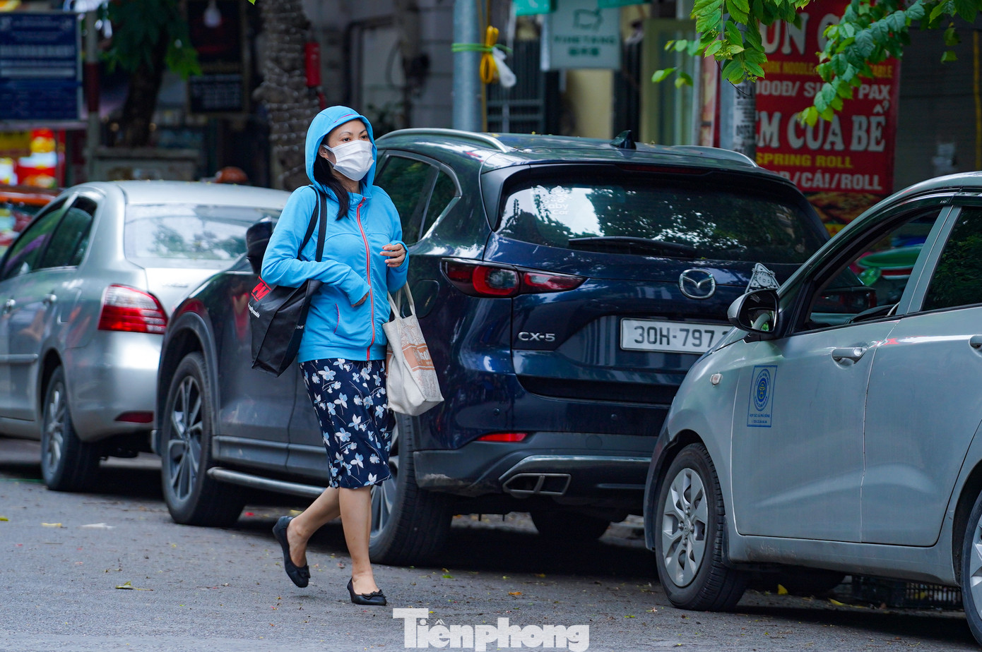 Trang phục mùa đông bất ngờ xuất hiện giữa những ngày hè tại Hà Nội.