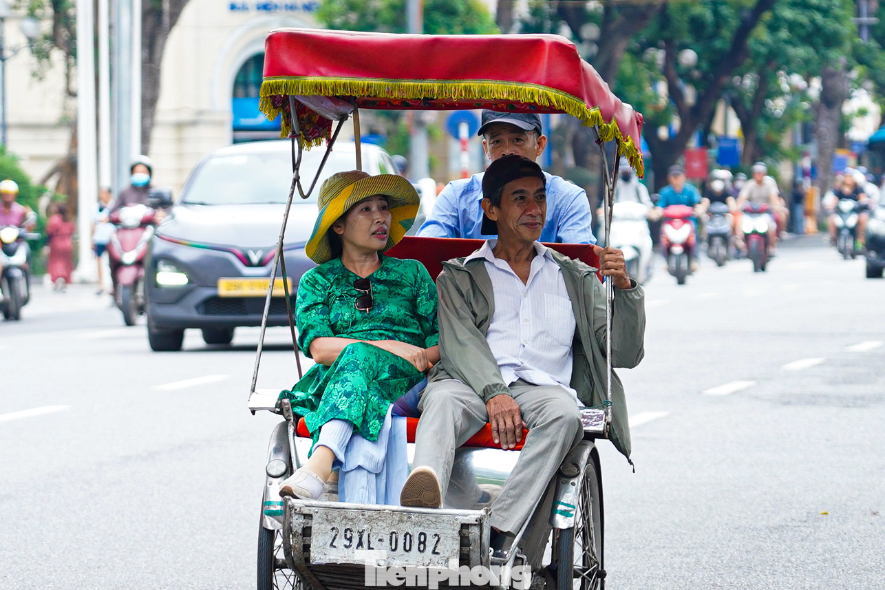 Đến khoảng 14h chiều, thời tiết Hà Nội vẫn se lạnh.