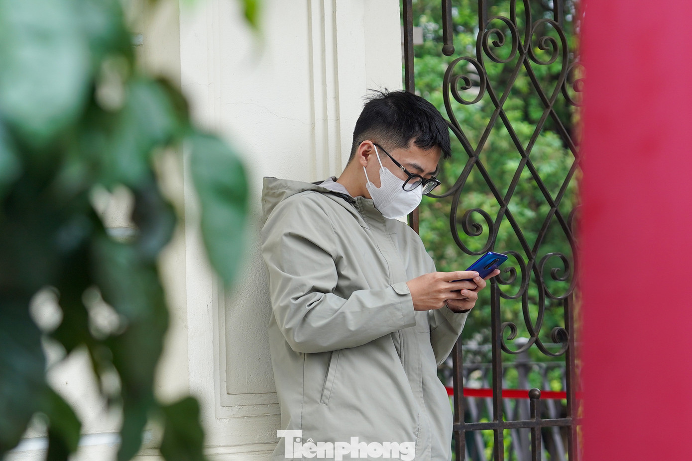 Trang phục mùa đông bất ngờ xuất hiện giữa những ngày hè tại Hà Nội.