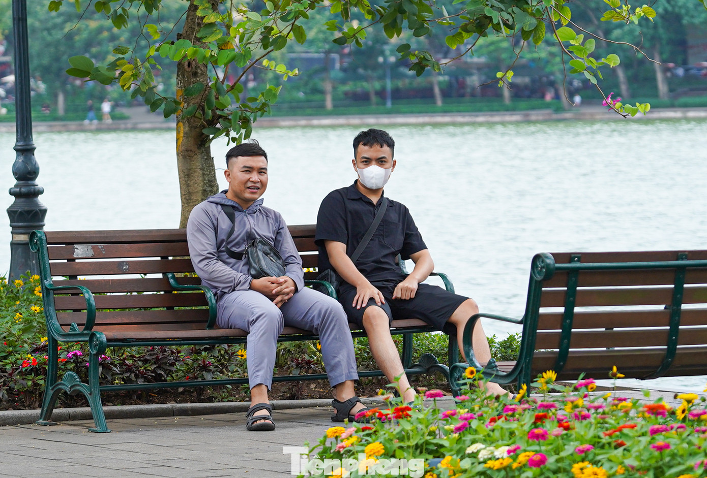 "Ngồi ở Hồ Gươm mình ngỡ Hà Nội đang mùa thu", anh Chiến (bên trái) cho hay.