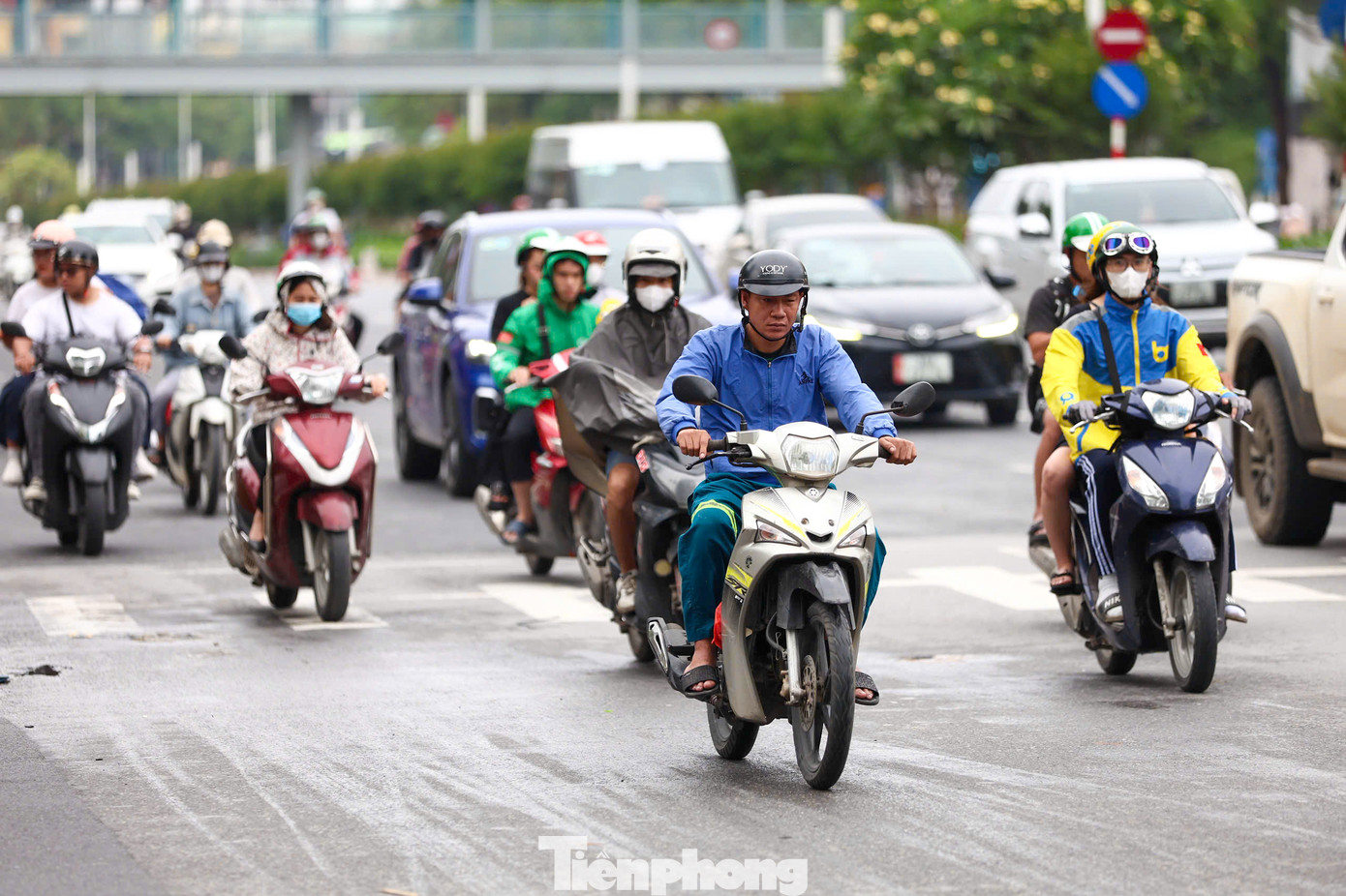 Theo Trung tâm Dự báo Khí tượng Thủy văn Quốc gia, sáng nay (25/5), khối không khí lạnh đã ảnh hưởng đến hầu hết khu vực Bắc Bộ. Tại Hà Nội, thời tiết chuyển lạnh, có mưa, nhiệt độ dao động trong khoảng 21-23 độ C.