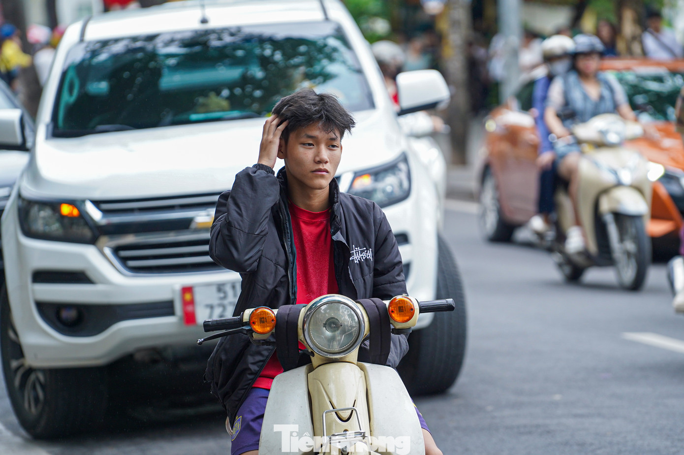 Bạn Hoàng Huy (quận Tây Hồ) cho biết: "Sáng nay mình ra ngoài thấy lạnh nên phải về lấy áo khoác để mặc vào. Hôm qua vẫn nóng tự nhiên nay lạnh khiến mình rất bất ngờ'.
