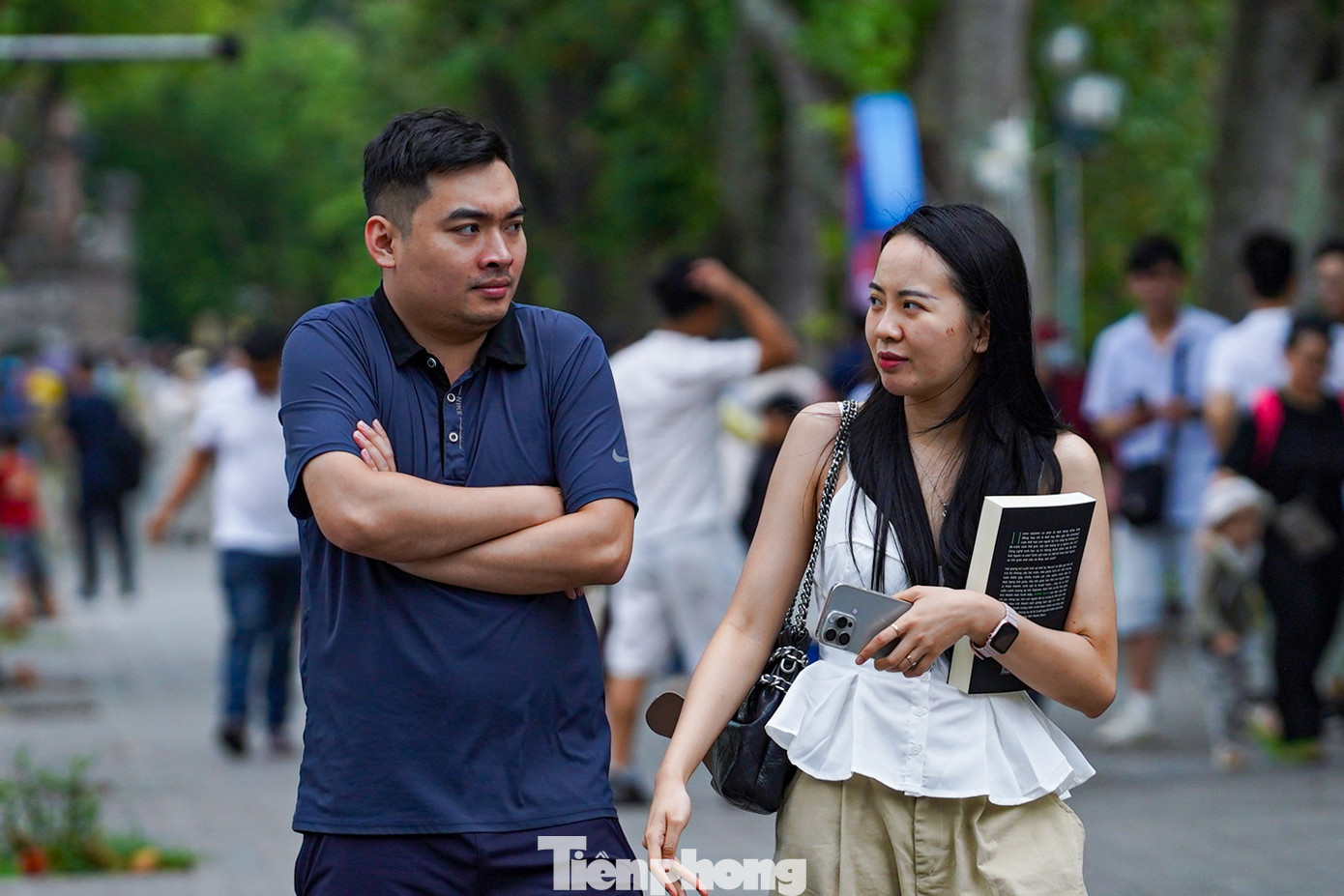 Trên các tuyến phố, nhiều người tỏ ra bất ngờ khi cái lạnh đến nhanh, chưa kịp chuẩn bị áo ấm.