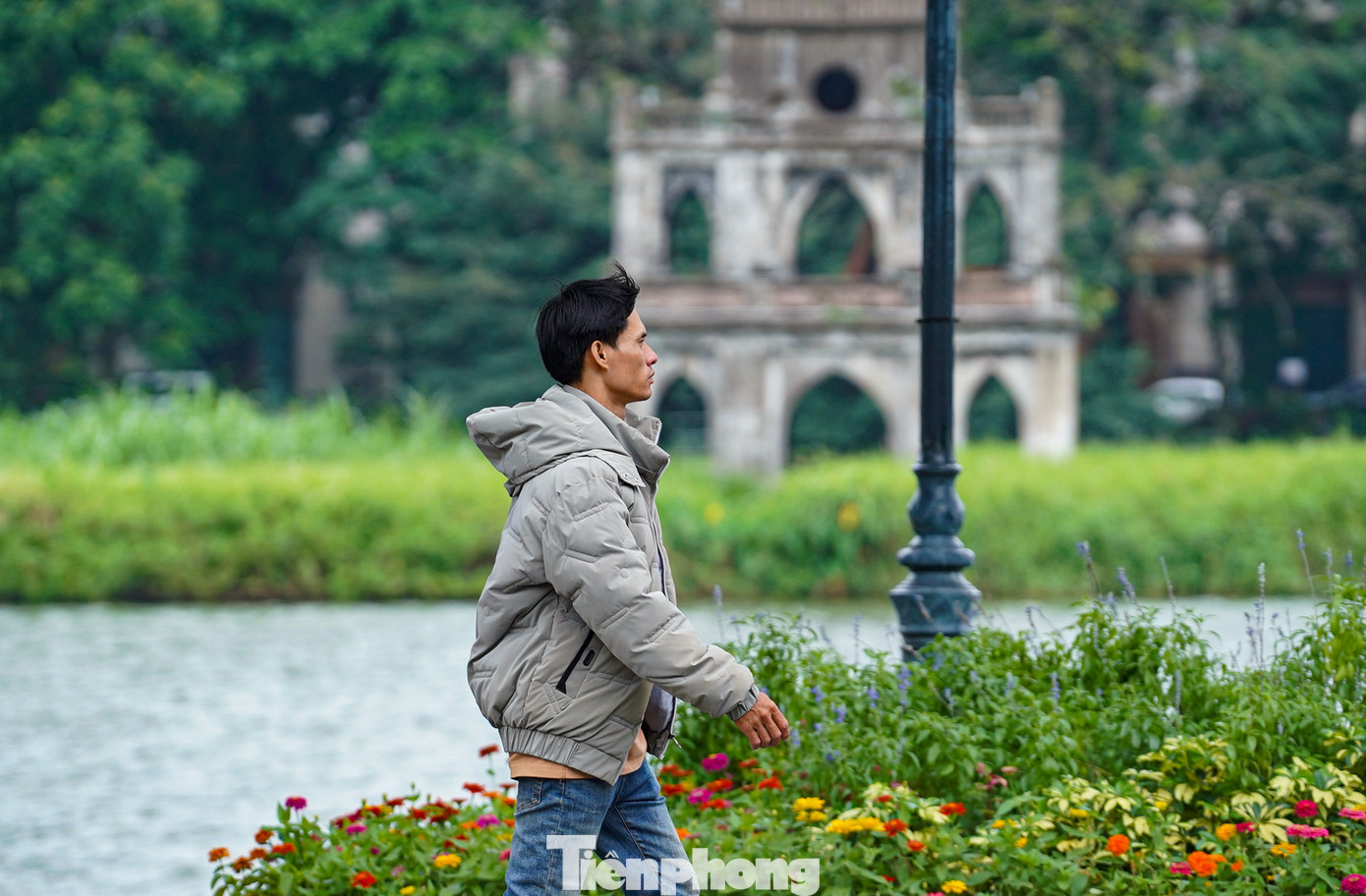 Thậm chí, một số người còn mặc áo phao khi ra đường trong thời tiết sáng nay (25/5).