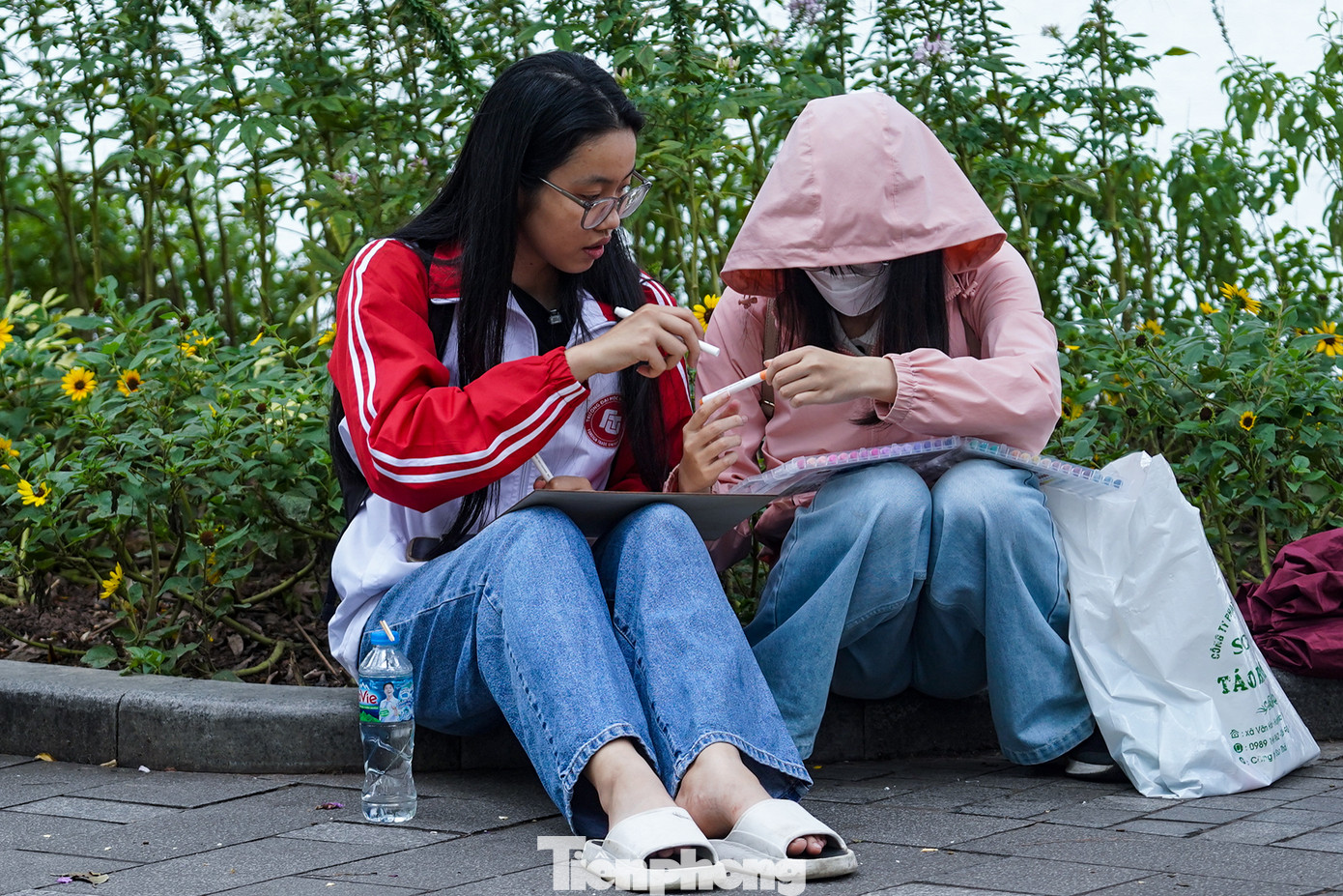 Trang phục mùa đông bất ngờ xuất hiện giữa những ngày hè tại Hà Nội.