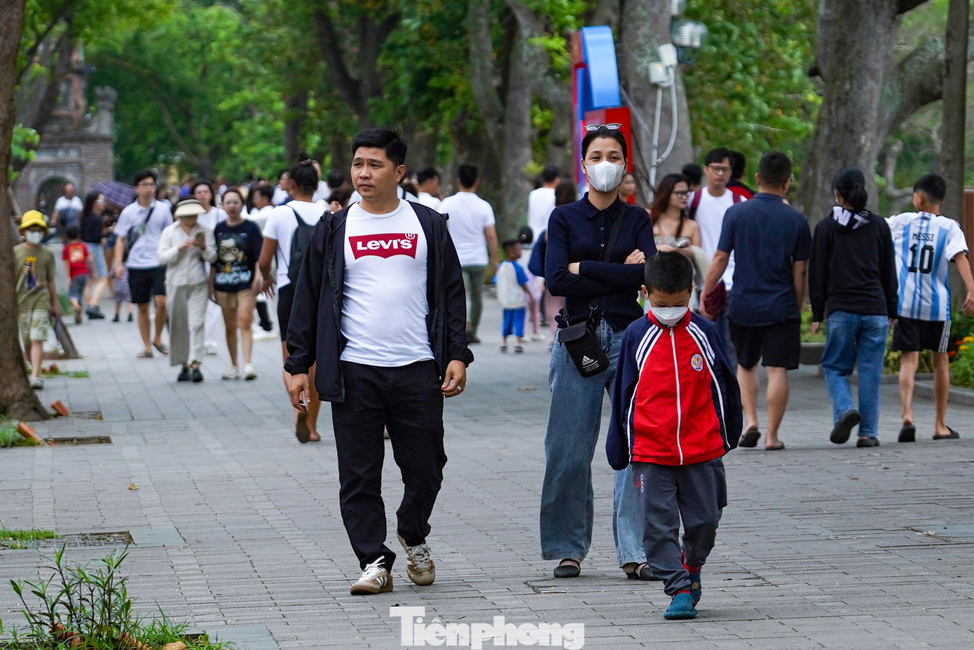 Nhiều gia đình đi dạo cuối tuần phải mặc kín để tránh gió lạnh.