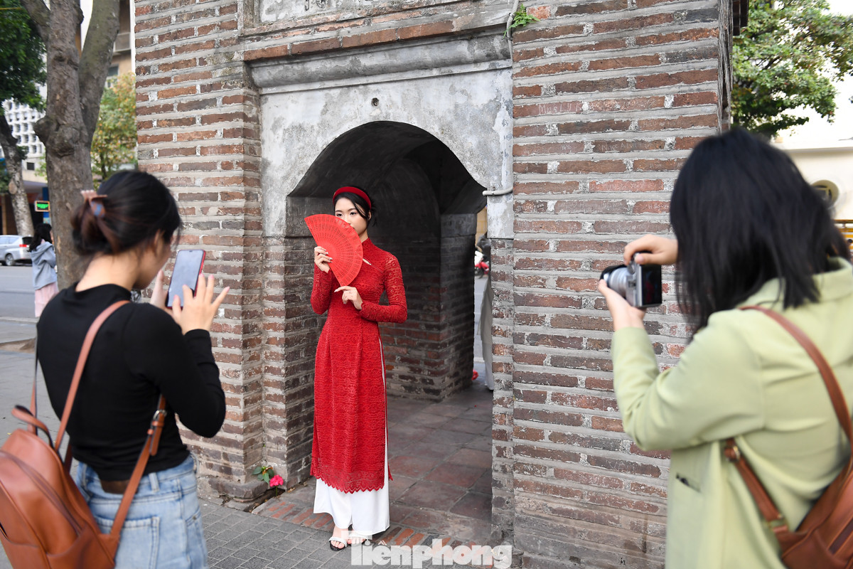 Khu vực hồ Hoàn Kiếm dịp cuối năm rất đông các "nàng thơ" thả dáng chụp ảnh áo dài đón Tết. Khu vực hồ Hoàn Kiếm dịp cuối năm rất đông các "nàng thơ" thả dáng chụp ảnh áo dài đón Tết.