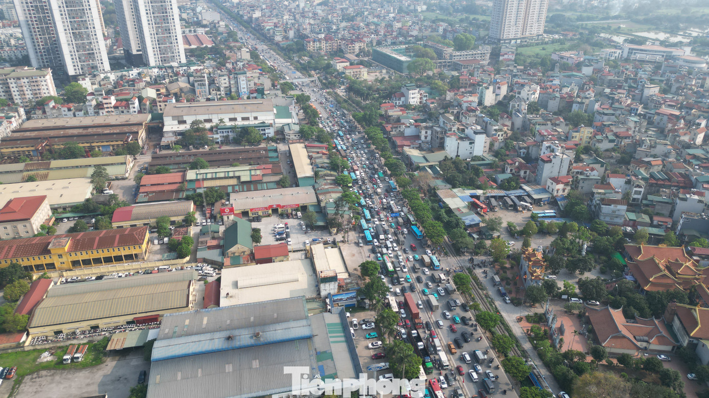 Đường Ngọc Hồi đoạn cổng vào bến xe Nước Ngầm ùn tắc kéo dài.