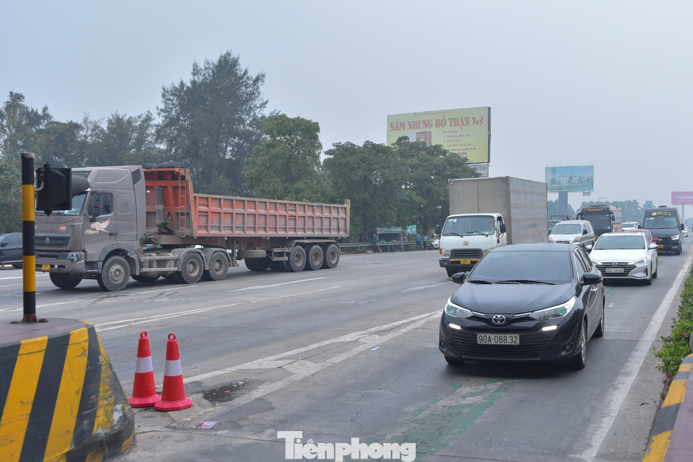 Tại trạm thu phí BOT Pháp Vân - Cầu Giẽ, lưu lượng phương tiện không tăng đột biến. Các phương tiện di chuyển thuận tiện.