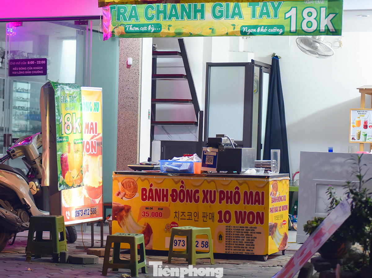 Một số quán bán bánh đồng xu phô mai thường xuyên không có nhân viên đứng trực bán hàng.