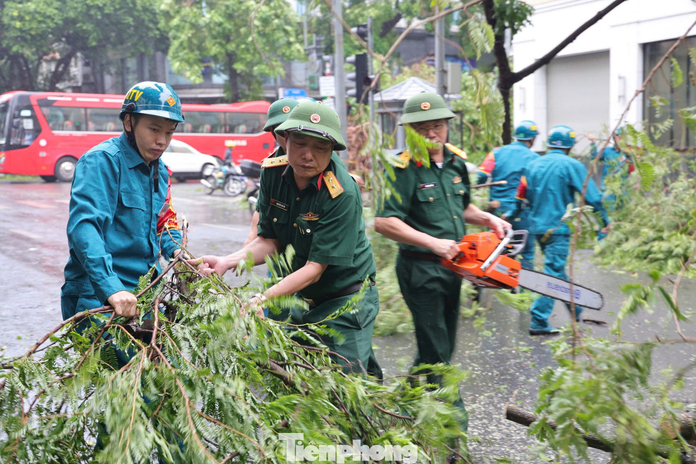 Từ sáng sớm nay, lực lượng chức năng đã có mặt để thực hiện công tác khắc phục hậu quả sau bão.