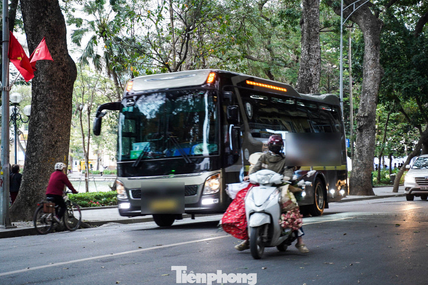 Lúc 6h40 sáng 6/3, chiếc ô tô trên 29 chỗ di chuyển từ Hàng Trống sang Tràng Thi, phố Nhà Chung.