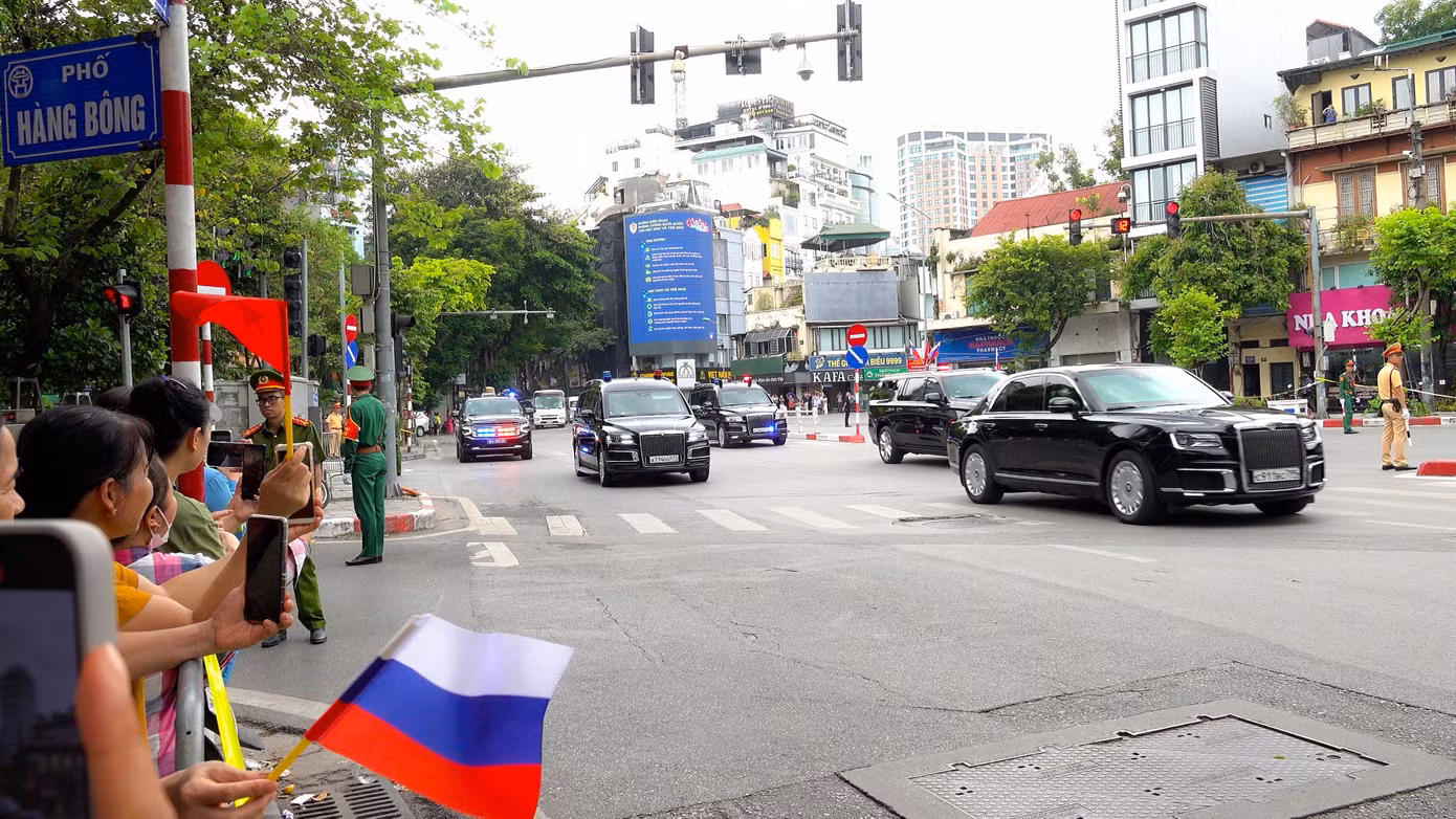 Trong chuyến thăm Việt Nam lần này, đoàn hộ tống của Tổng thống Nga Putin mang sang Việt Nam 7 chiếc Aurus Senat, trong đó có 2 chiếc bọc thép chống đạn.