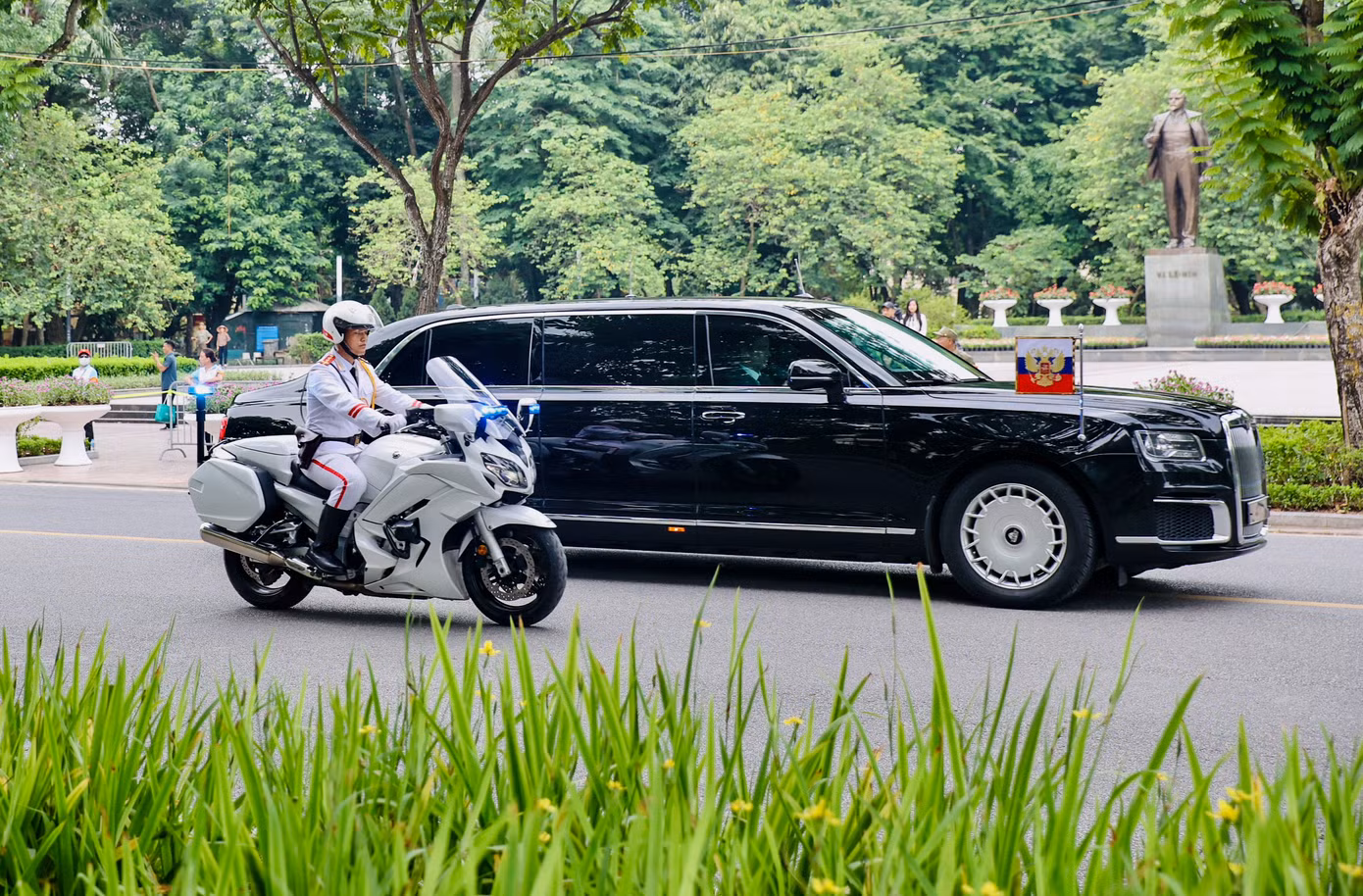 Chiếc Aurus Senat bọc thép của Tổng thống Nga Putin được trang bị động cơ hybrid 4.4 V8 tăng áp kép, công suất 598 mã lực, mô-men xoắn cực đại 880 Nm. Xe sử dụng hộp số tự động 9 cấp, dẫn động AWD. Xe có thể tăng tốc 0-100 km/h trong 12 giây và tốc độ tối đa 170 km/h.