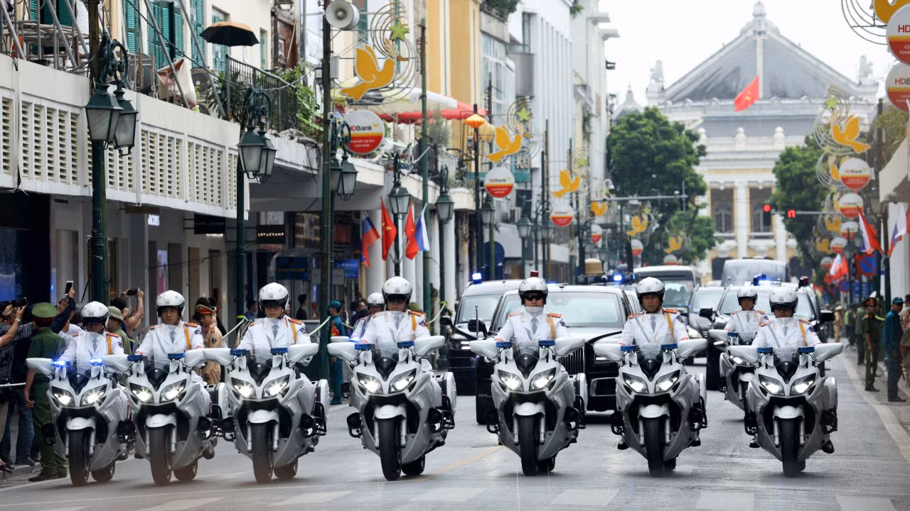 Trưa 20/6, Lễ đón chính thức Tổng thống Liên bang Nga Vladimir Putin được tổ chức trọng thể tại Phủ Chủ tịch theo nghi thức cao nhất dành cho các nguyên thủ. Chủ tịch nước Tô Lâm chủ trì lễ đón.