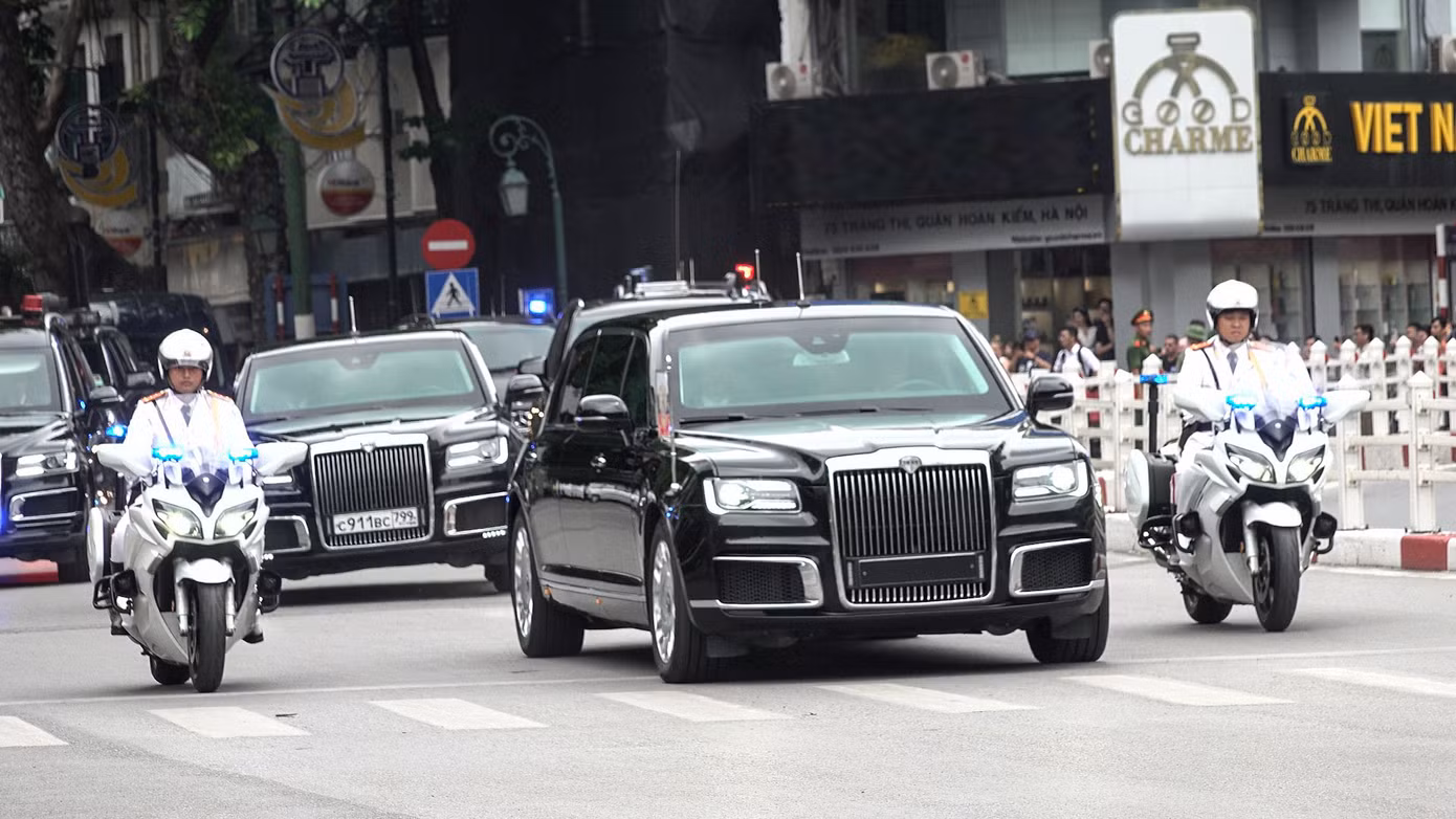 Hai chiếc Aurus Senat chở Tổng thống Nga Putin được xếp cùng nhau trong đội hình, chiếc không có biển số đi trước. Hộ tống là 2 xe đặc chủng của CSGT Việt Nam.