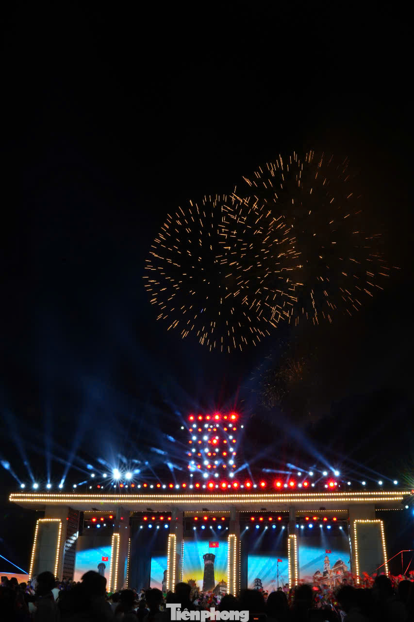 Cầu truyền hình "Vang mãi khúc khải hoàn" được tổ chức tại ba điểm cầu mang tính biểu tượng trên cả nước gồm công viên Thống Nhất (Hà Nội), khu vực Đôi bờ Hiền Lương - Bến Hải (Quảng Trị) và Công viên Bờ sông Sài Gòn (TP HCM).