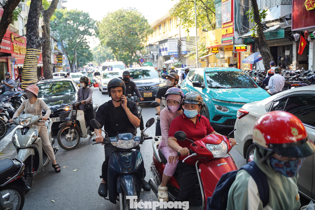 Đường Trần Nhân Tông chật kín xe cộ quanh hai tiệm vàng Bảo Tín Minh Châu và Phú Quý. Đường Trần Nhân Tông chật kín xe cộ quanh hai tiệm vàng Bảo Tín Minh Châu và Phú Quý.