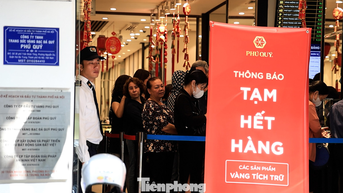 Đến khoảng hơn 10h, cửa hàng Phú Quý cũng phải trưng biển tạm hết hàng với các sản phẩm vàng tích trữ và hẹn người dân có nhu cầu mua khoảng 2-3 tiếng đồng hồ sau quay lại. Đến khoảng hơn 10h, cửa hàng Phú Quý cũng phải trưng biển tạm hết hàng với các sản phẩm vàng tích trữ và hẹn người dân có nhu cầu mua khoảng 2-3 tiếng đồng hồ sau quay lại.