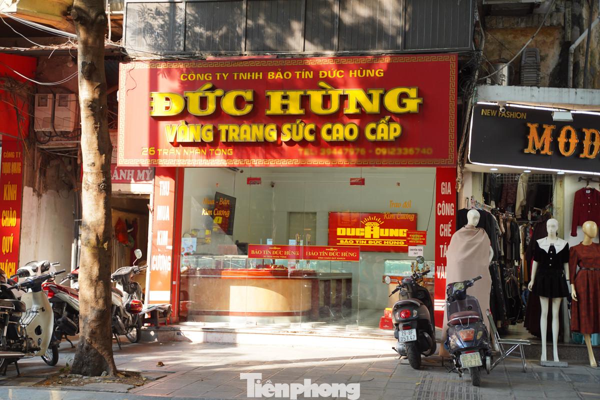 Nhiều tiệm vàng còn không có nhân viên đứng bán. Nhiều tiệm vàng còn không có nhân viên đứng bán.