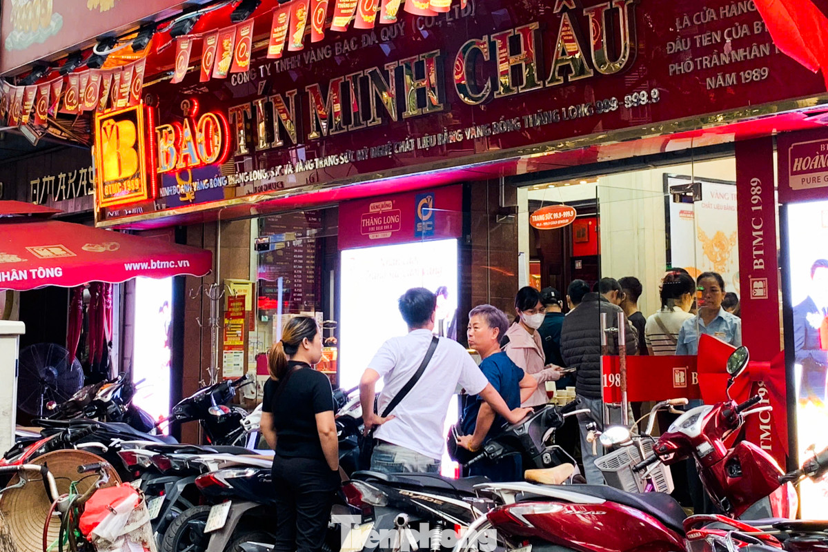 Trong khi đó, tại phố Trần Nhân Tông người dân xếp hàng dài tràn ra cả vỉa hè để mua, bán vàng. Trong khi đó, tại phố Trần Nhân Tông người dân xếp hàng dài tràn ra cả vỉa hè để mua, bán vàng.