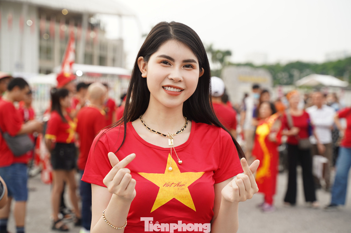 Chị Thanh Trà đến SVĐ Mỹ Đình từ sớm để hoà mình vào không khí trước trận. &quot;Mình mong rằng tối nay, tuyển Việt Nam sẽ có một chiến thắng tuyệt vời&quot;.
