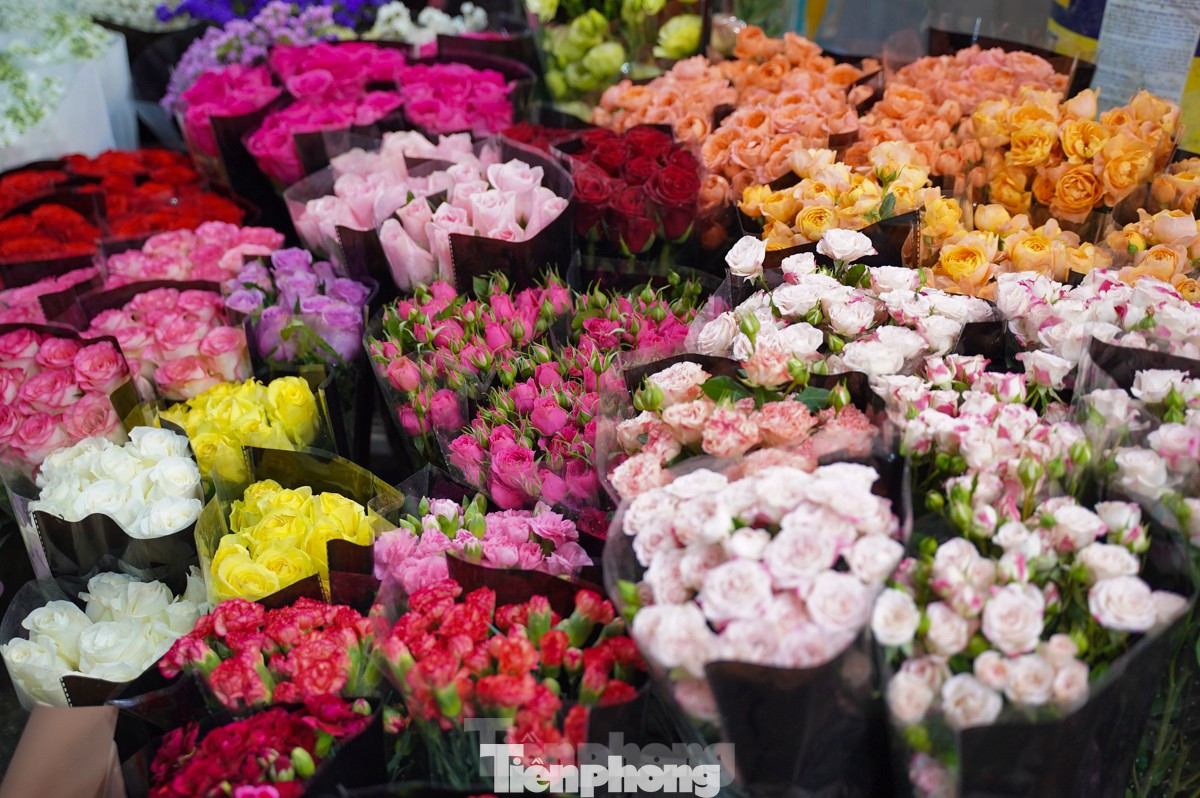 Các tiểu thương cũng nhập săn các loại hoa trang trí Tết như hoa hồng, hoa ly, cẩm tú cầu... nhưng sức mua chưa mạnh. Các tiểu thương cũng nhập săn các loại hoa trang trí Tết như hoa hồng, hoa ly, cẩm tú cầu... nhưng sức mua chưa mạnh.