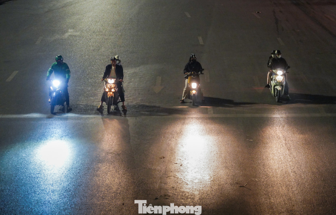 Trên các tuyến phố, giờ đây việc đi đúng luật giao thông đã dần trở thành thói quen của người dân, không còn là hình ảnh xa lạ sau hơn 10 ngày Nghị định 168 được áp dụng.