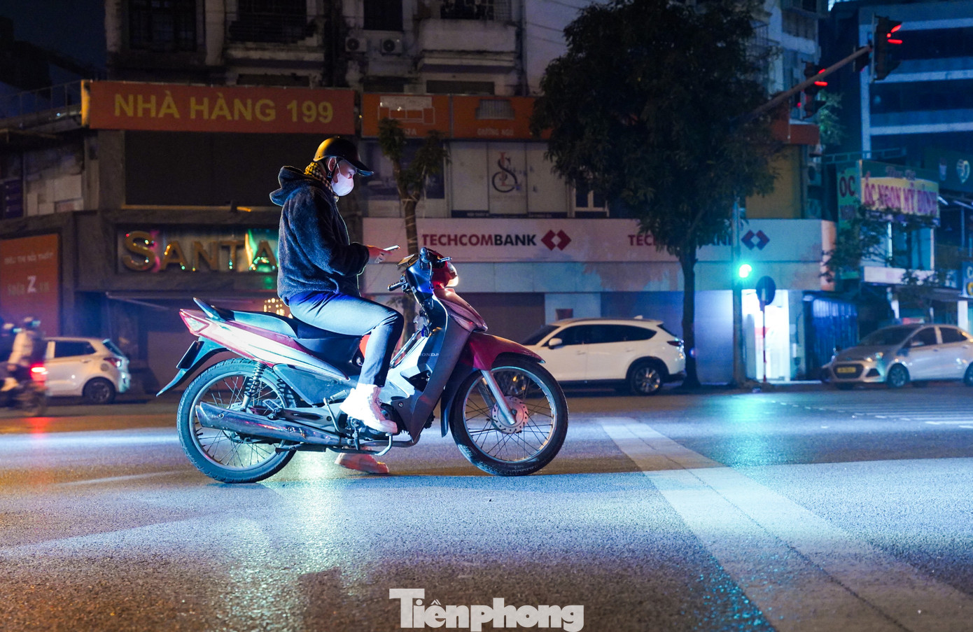 Trên các tuyến phố, giờ đây việc đi đúng luật giao thông đã dần trở thành thói quen của người dân, không còn là hình ảnh xa lạ sau hơn 10 ngày Nghị định 168 được áp dụng.