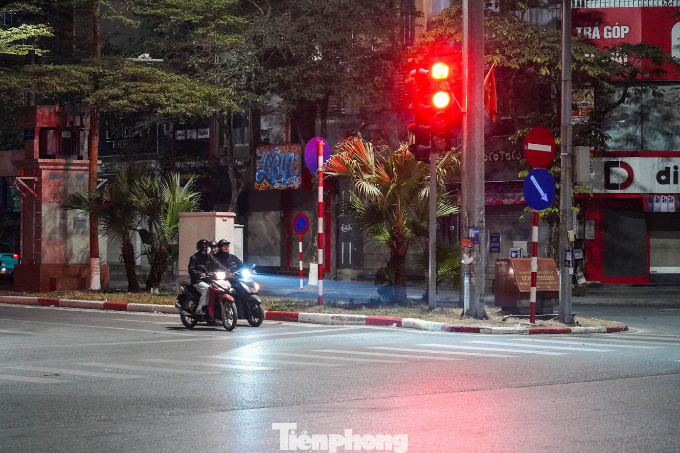 Theo thông tin từ Phòng CSGT Hà Nội thông, sau một tuần Nghị định 168 có hiệu lực (từ 1/1 đến hết 7/1), toàn thành phố xử lý 5.654 trường hợp vi phạm, phạt tiền hơn 14,3 tỷ đồng, tạm giữ 1.679 phương tiện, tước 190 giấy phép lái xe các loại.