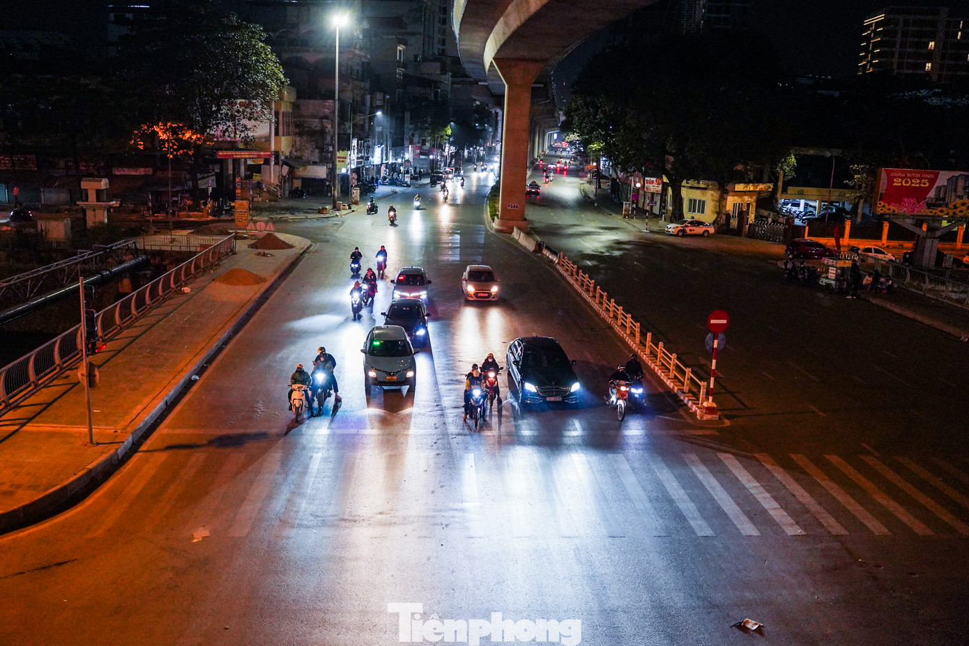Hình ảnh tại ngã tư Cầu Giấy tối 11/1.