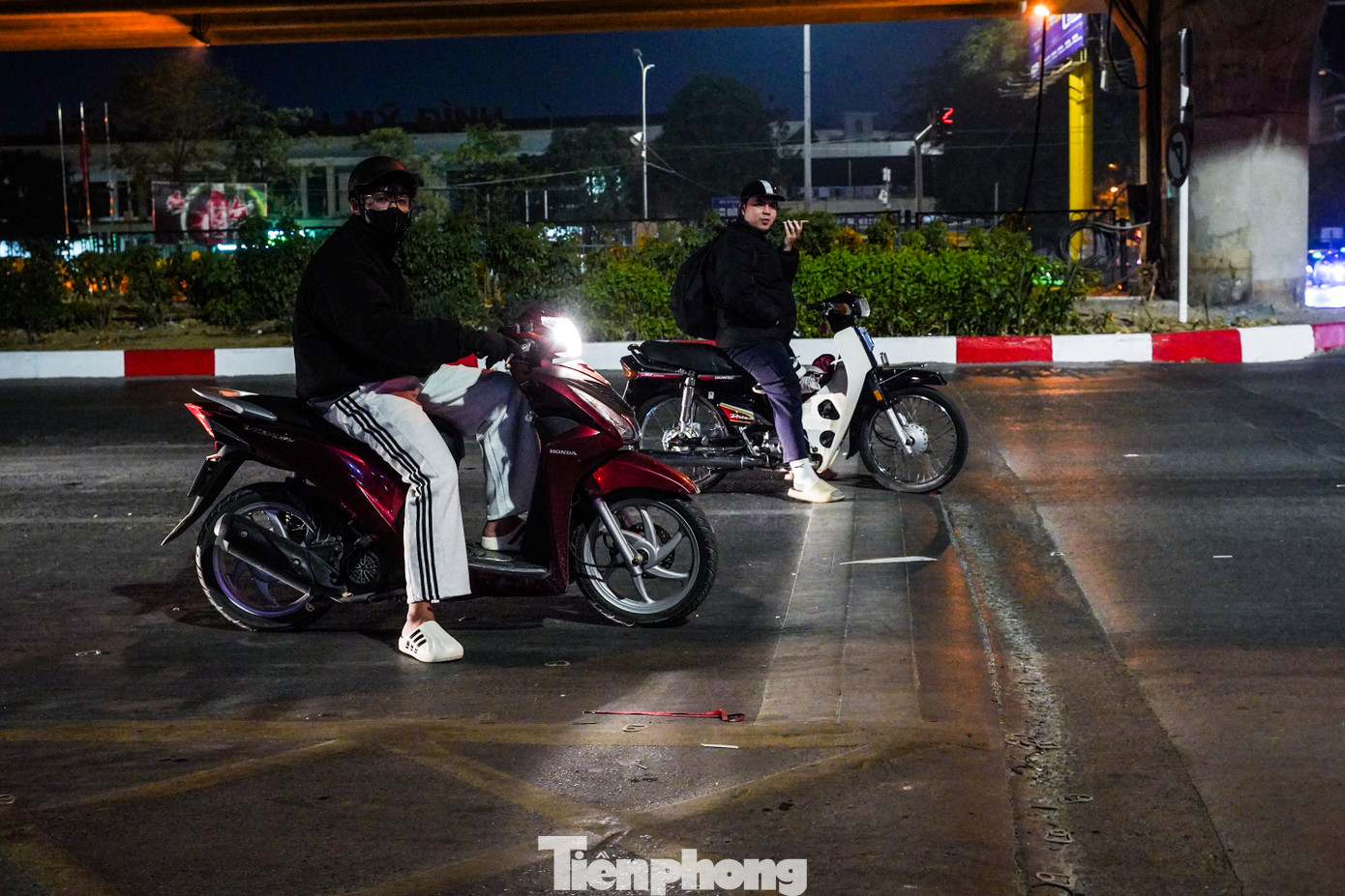 Một người đi xe máy "lỡ trớn" khi đèn tín hiệu chuyển từ xanh sang vàng.