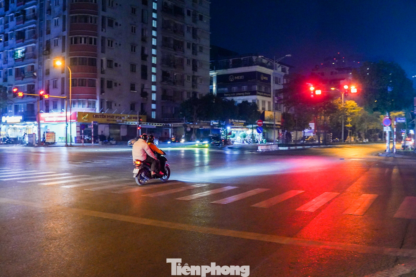 Theo Nghị định 168/2024/NĐ-CP, hành vi vượt đèn đỏ sẽ bị phạt từ 18-20 triệu đồng đối với ô tô và 4-6 triệu đồng đối với xe máy, đồng thời bị trừ 4 điểm trên GPLX.