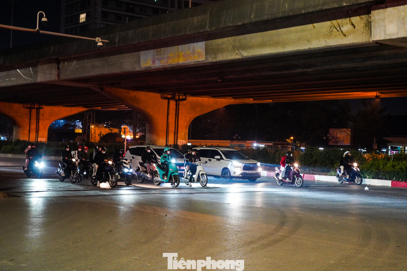 Dòng phương tiện dừng đèn đỏ, chấp hành luật giao thông trên đường Phạm Hùng.