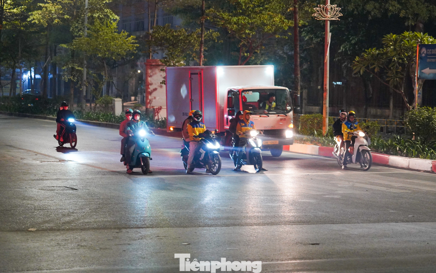 Phố Tôn Thất Thuyết (gần bến xe Mỹ Đình) lúc 2h sáng.