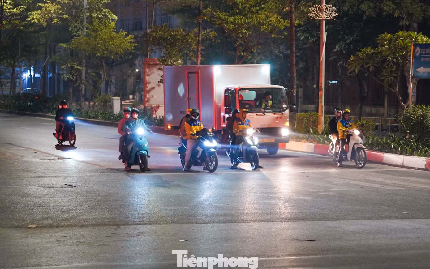 Phố Tôn Thất Thuyết (gần bến xe Mỹ Đình) lúc 2h sáng.