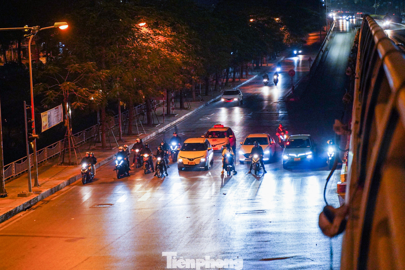 Lối xuống Vành đai 2 - đoạn hướng về Láng, người dân di chuyển trên đường cũng đã có trật tự và nề nếp hơn.