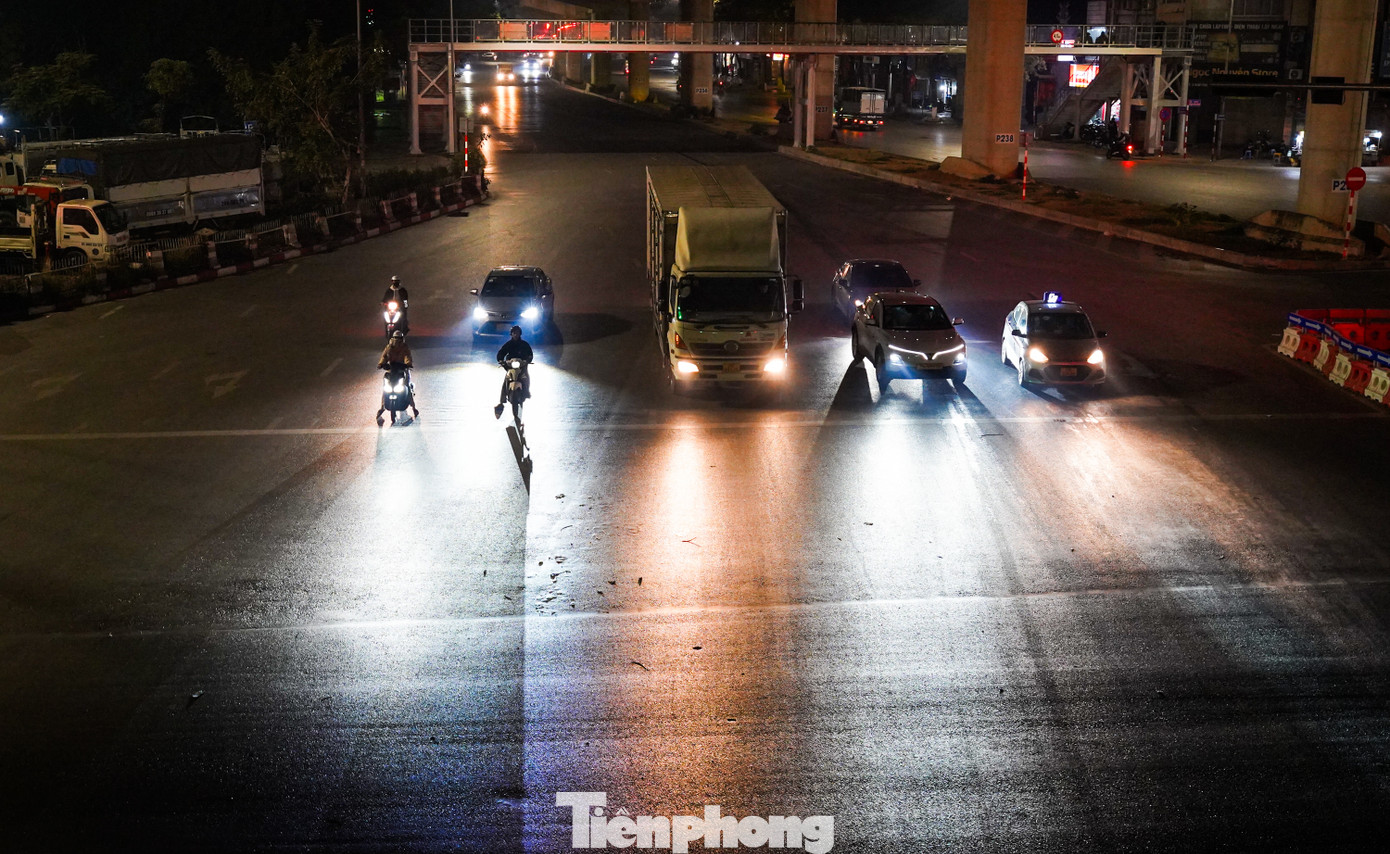 Tương tự, tại ngã tư Mai Dịch lúc 1h ngày 12/1, các tài xế nghiêm túc chấp hành theo theo tín hiệu của đèn giao thông.