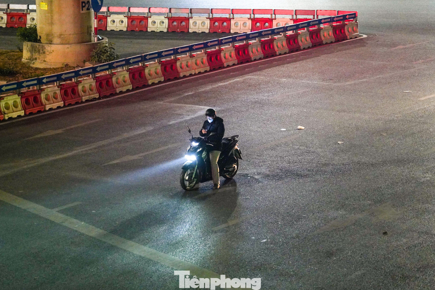 Để đảm bảo không vi phạm, một số chủ phương tiện đã đứng xa vạch cả mét khi đèn đỏ.