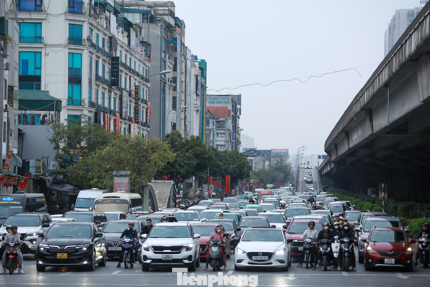 Tại nút giao Nguyễn Trãi - Khuất Duy Tiến, khoảng 17h30 cùng ngày, tình trạng ùn ứ bắt đầu xuất hiện.