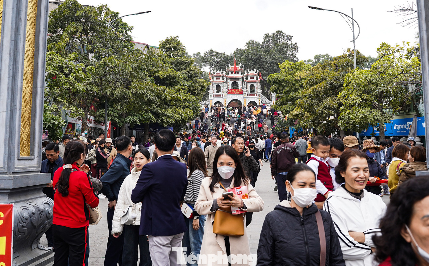 Ngày 1/2 (mùng 4 Tết), hàng nghìn du khách đổ về đền Bà Chúa Kho (khu Cổ Mễ, phường Vũ Ninh, Bắc Ninh) để dâng lễ.
