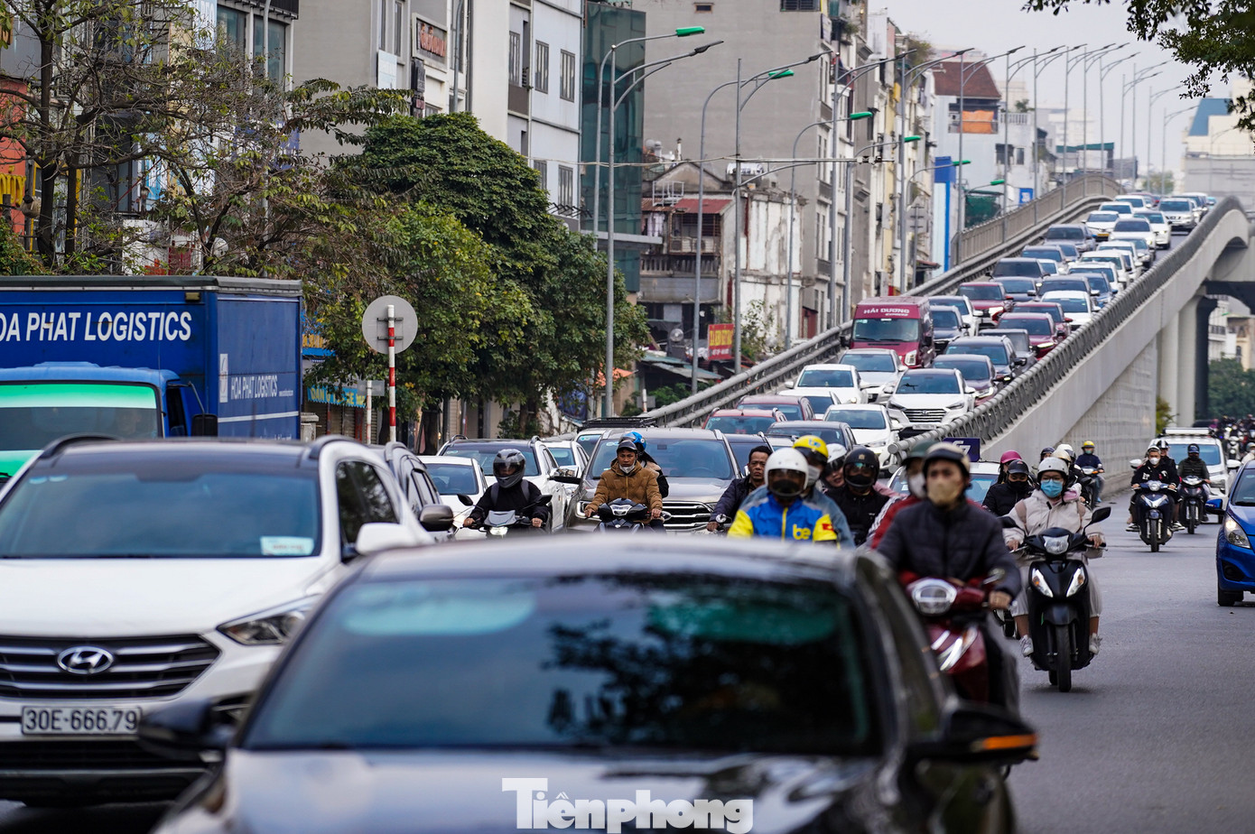 Khu vực Vành đai 2 trên cao (lối xuống đường Trường Chinh) vào cuối giờ chiều có lượng phương tiện đông đúc, các xe di chuyển chậm.