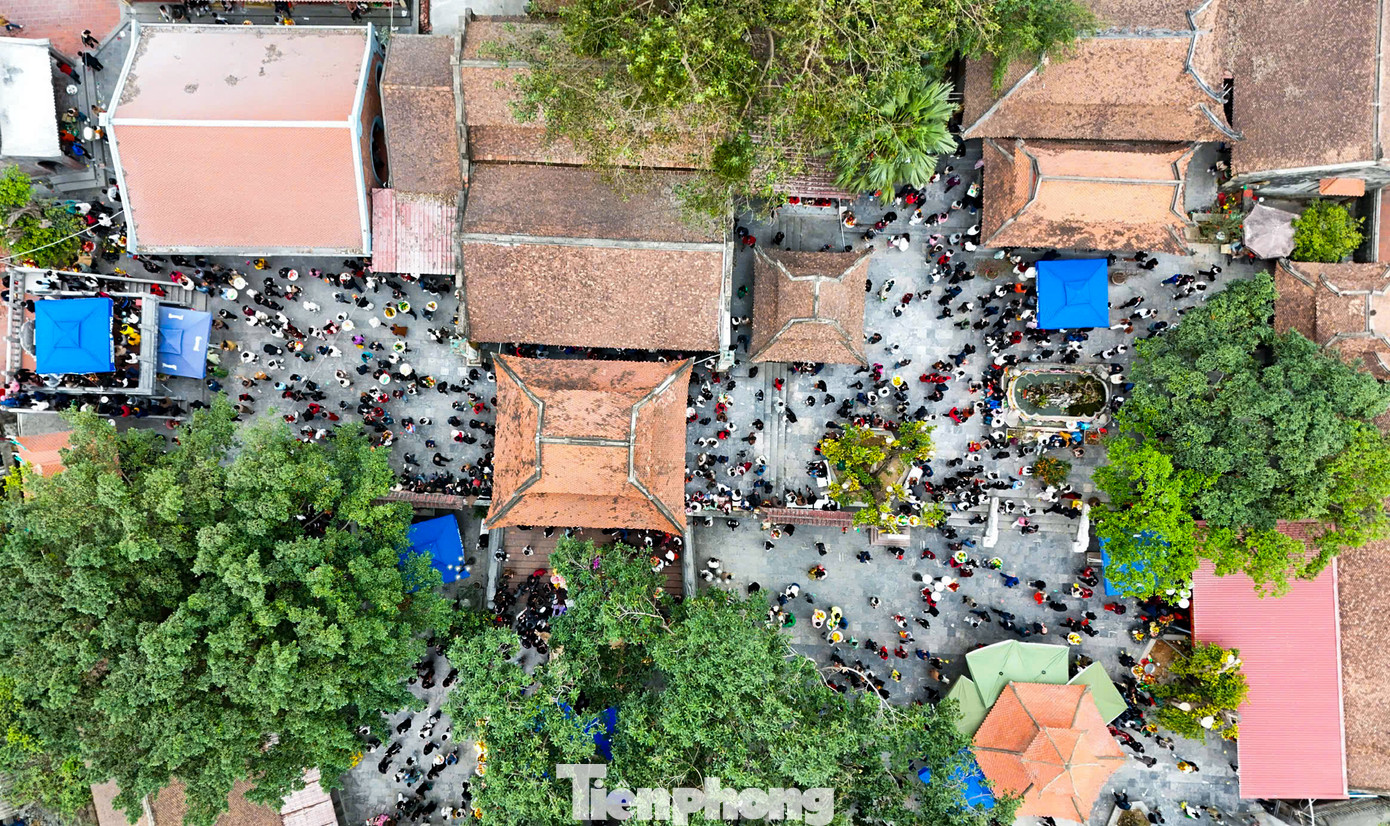 Để đảm bảo an ninh, an toàn cho người dân và du khách đến lễ, Ban quản lý đền Bà Chúa Kho đã huy động hàng chục chiến sĩ công an thành phố Bắc Ninh, công an phường Vũ Ninh, bảo vệ dân phố, các cụ trong Hội người Cao tuổi tập trung ở các chốt điểm di tích kéo dài từ đền Trình, phường Vũ Ninh, vào đền Bà Chúa Kho làm nhiệm vụ phân luồng giao thông, hướng dẫn du khách...