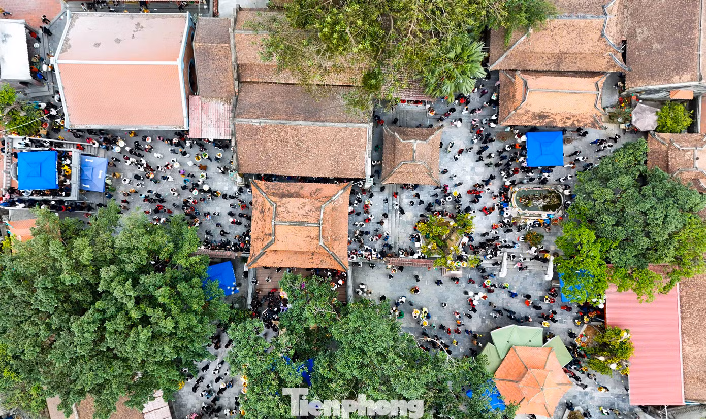 Để đảm bảo an ninh, an toàn cho người dân và du khách đến lễ, Ban quản lý đền Bà Chúa Kho đã huy động hàng chục chiến sĩ công an thành phố Bắc Ninh, công an phường Vũ Ninh, bảo vệ dân phố, các cụ trong Hội người Cao tuổi tập trung ở các chốt điểm di tích kéo dài từ đền Trình, phường Vũ Ninh, vào đền Bà Chúa Kho làm nhiệm vụ phân luồng giao thông, hướng dẫn du khách...