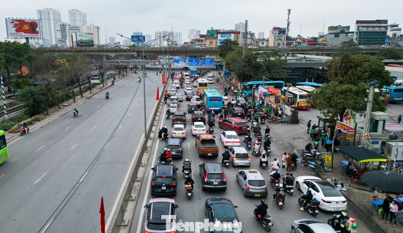 Các phương tiện xếp hàng, di chuyển chậm vào thành phố.