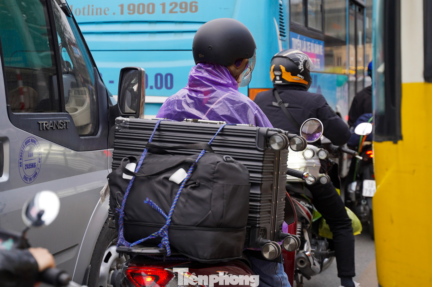 Hôm nay và ngày mai là cao điểm người dân quay lại Hà Nội sau kỳ nghỉ Tết. Dự báo nhiều tuyến đường dễ xảy ra ùn tắc do lượng phương tiện tăng đột biến.