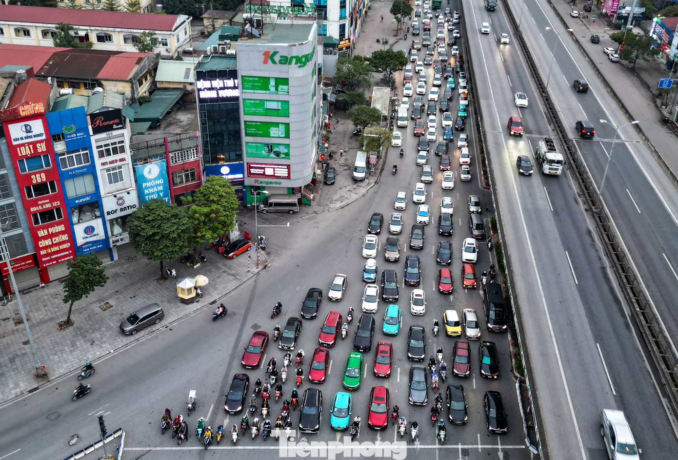 Tại nút giao Nguyễn Trãi - Khuất Duy Tiến, khoảng 17h30 cùng ngày, tình trạng ùn ứ bắt đầu xuất hiện.